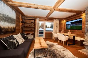 ein Wohnzimmer mit einem Sofa und einem TV in der Unterkunft Rue du Zier 20, Résidence Le Green, 2BR, SuperView!! in Lens