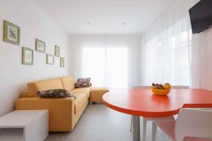- un salon avec un canapé et une table dans l'établissement Apartment in Lignano Sabbiadoro 21778, à Lignano Sabbiadoro