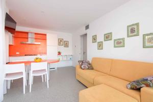 - un salon avec un canapé et une table dans l'établissement Apartment in Lignano Sabbiadoro 21778, à Lignano Sabbiadoro