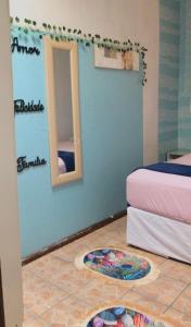 Off hostel floripa في فلوريانوبوليس: غرفة نوم بسريرين ومرآة على الأرض