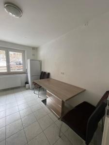 een keuken met een tafel en stoelen en een koelkast bij Ferien- und Monteurswohnung in Amstetten 