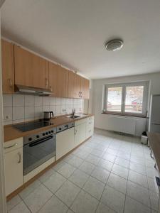 pusta kuchnia z kuchenką i oknem w obiekcie Ferien- und Monteurswohnung in Amstetten 