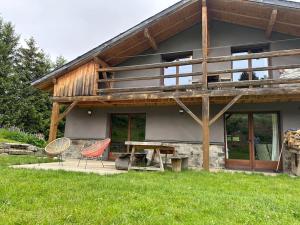 Peaceful chalet near the ski slopes 8 people في Fontrabiouse: منزل أمامه طاولة وكراسي