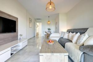 Imagen de la galería de La Cala gorgeous 2 bedroom apartment with stunning gardens, pools and sea views, en Mijas Costa