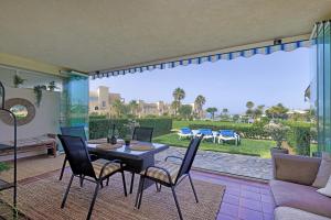 Imagen de la galería de La Cala gorgeous 2 bedroom apartment with stunning gardens, pools and sea views, en Mijas Costa