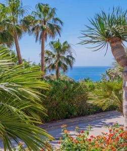 Imagen de la galería de La Cala gorgeous 2 bedroom apartment with stunning gardens, pools and sea views, en Mijas Costa