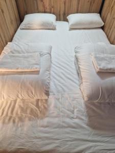 two beds with white sheets and pillows on them at Gent Apt in Vienna