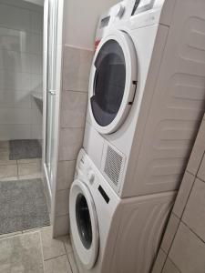 a washer and dryer in a bathroom at Gent Apt in Vienna