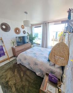 een slaapkamer met een bed en een groot raam bij La Marina home in Concón