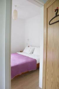 um quarto com uma cama com um cobertor roxo em Spacious modern one bedroom apartment em Galway