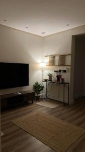 ein Wohnzimmer mit einem großen Flachbild-TV in der Unterkunft شقة صالة وغرفة نوم في حي حطين in Riad