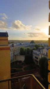 Blick auf eine Stadt mit Gebäuden und den Sonnenuntergang in der Unterkunft Studio du Roi : proche château/vue/refait à neuf in Versailles