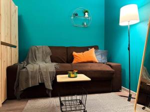 sala de estar con sofá marrón y pared azul en Bright point/Old Town/Kalemegdan, en Belgrado