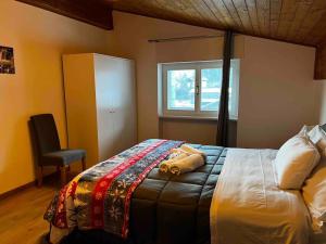 1 dormitorio con 1 cama grande y ventana en Luxury Apartment on the mountains Wi-fi - Parking, en Tarvisio
