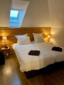 ウッファリーズにあるArd'envie vakantiewoning - holiday homeのベッドルーム1室(大型ベッド1台、タオル2枚付)