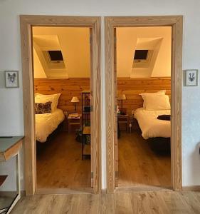 ウッファリーズにあるArd'envie vakantiewoning - holiday homeのベッド2台と鏡2つが備わるお部屋