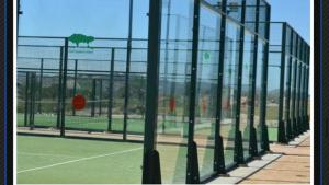 um campo de ténis com rede num campo de ténis em Premium Holidays - Modern holiday home with pool nearby Vistabella Golf em Orihuela