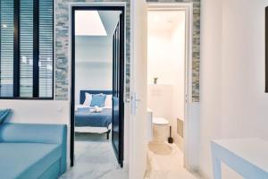 Zimmer mit einem Schlafzimmer mit einem Bett und einem Spiegel in der Unterkunft Beautiful Appartment 6 Peoples in Montrouge