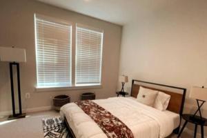 um quarto com uma cama grande e uma janela em New 3BR condo near IAD airport weekly and monthly discount em Herndon