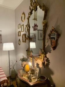ジェノヴァにあるParadiso numero 12の鏡と猿の上にテーブルが置かれた部屋