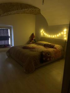 Un dormitorio con una cama con luces. en Appartamento con vista Narni, en Narni