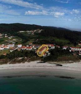 - une vue aérienne sur une montagne de galets sur la plage dans l'établissement Marival - Playa Langosteira - Fisterra - Finisterre, à Fisterra