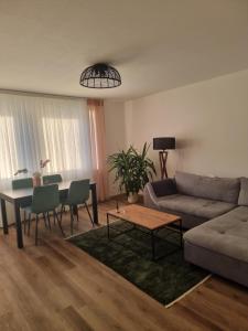 ein Wohnzimmer mit einem Sofa und einem Tisch in der Unterkunft HP Apartment 3-Zi-Whg - 69qm, 6 Pers, Balkon, Wifi, Küche, Bad in Hannover