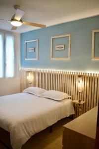 Le Camere di Olivia في رافينا: غرفة نوم بسرير ابيض كبير بجدران زرقاء