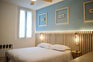 拉文納的住宿－Le Camere di Olivia，一间卧室配有一张带两个枕头的床