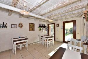 sala de estar con mesas y sillas y techo en Il Nido dei Gufi Bed and Breakfast, en Toscolano Maderno