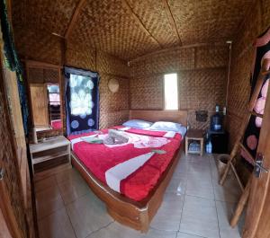 Ліжко або ліжка в номері Tetebatu Hostel Private Bungalow