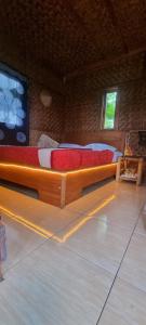 um quarto com duas camas num quarto em Tetebatu Hostel Private Bungalow em Tetebatu