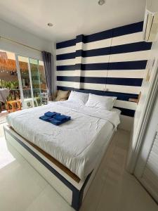 a bedroom with a bed with blue towels on it at Baancaptainhook pool kohlarn in Ko Larn