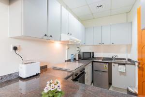 Kuchyň nebo kuchyňský kout v ubytování LUXFolio Retreats - Cosy Marina Apartment