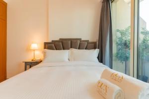 Postel nebo postele na pokoji v ubytování Cosy 1 Bedroom Marina Apartment + 19 fotografií