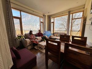 Ruang duduk di Nomad Bed & Breakfast