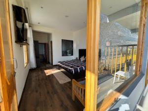 Televisyen dan/atau pusat hiburan di Nomad Bed & Breakfast