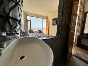 Televisyen dan/atau pusat hiburan di Nomad Bed & Breakfast