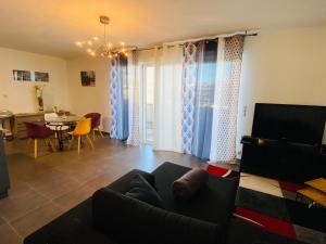 - un salon avec un canapé et une table dans l'établissement Appartement T2 cosy à Rodez, à Rodez