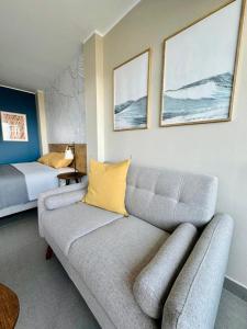 a living room with a couch and a bed at Almar Punta Hermosa in Punta Hermosa