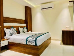 1 dormitorio con 1 cama en una habitación en Hotel White house near Golden Temple, en Amritsar
