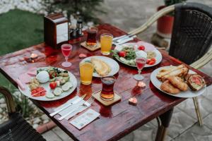 a table with plates of food and glasses of beer at Taşhan Hotel in Edirne