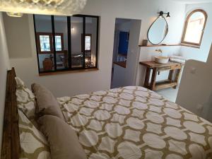 - une chambre avec un lit et un miroir dans l'établissement "La Cabane de Thau" avec vue imprenable sur Sète, à Loupian