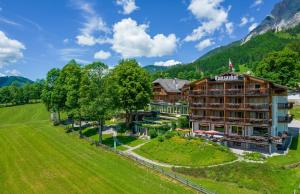 una vista aérea de un hotel en las montañas en Ramsauhof en Ramsau am Dachstein