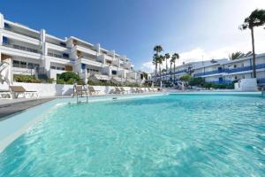 una gran piscina frente a un edificio en One Bedroom with a pool, near Playa Chica, en Puerto del Carmen