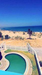 - une piscine sur une plage au bord de l'océan dans l'établissement Appartement pied dans l eau ,diamond bleu s+1, à Sousse