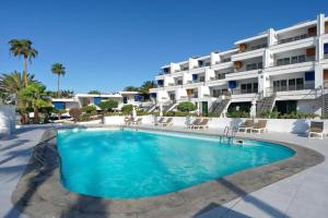 una piscina frente a un hotel en One Bedroom with a pool, near Playa Chica, en Puerto del Carmen