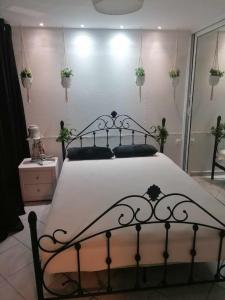 - une chambre avec un grand lit et des draps blancs dans l'établissement Κουκλόσπιτο, à Thessalonique