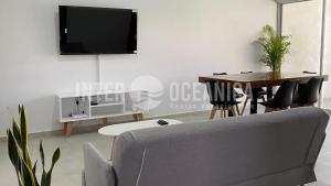 un salon avec un canapé et une table dans l'établissement Lujo en Crystal Lagoons: Paraíso para la familia., à Mazatlán 24 autres photos