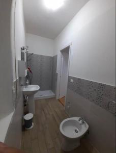 La salle de bains est pourvue de toilettes et d'un lavabo. dans l'établissement Milazzo La Porta Delle Eolie 2.0, à Milazzo